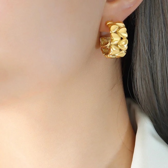 18K Gold Plated Love Heart Hoop Earrings*Everyday Hoops*ML - Picture 3 of 6